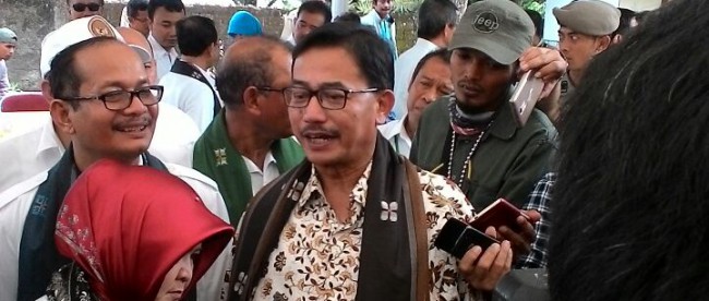 Menteri ATR/BPN Ferry Mursyidan Baldan saat memberikan keterangan pers di acara pembagian sertifikat tanah garapan di Caringin, Bogor 30/5 (dok. KM)