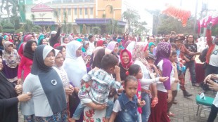 Pembagian sembako kepada warga di sekitar hotel Parunk, Kecamatan Parung, Bogor Kamis 26/5 (dok. KM)