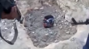 ISIS mengubur seorang pria hidup-hidup dalam sebuah video eksekusi yang diunggah ke YouTube.
