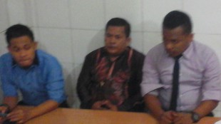 Kades Purwabakti, Mulyadi (tengah) didampingi kuasa hukumnya melakukan konferensi pers setelah sidang gugatan ke Bupati Bogor di Pengadilan Negeri Cibinong. Rabu (11/5) (dok. KM)