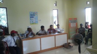 Kades Tegal Lega, Samsu, menemui warga desa nya yang menuntut penggantian tim mediasi tuntutan ganti rugi atas banjir di desa mereka akibat pengerjaan yang dilakukan oleh beberapa perusahaan (dok. KM)