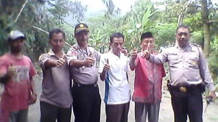 Kapolsek Nanggung bersama Tokoh Masyarakat Pangkal Jaya (dok. KM)