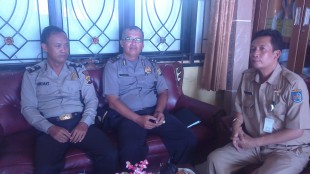 Kepala Sekolah SMP 16 Depok Iyang Bahtiar beserta personil Polsek Cimanggis, Senin 9/5 (dok. KM)