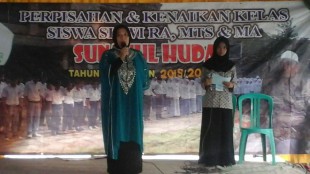 Kepala Sekolah RA/MTs/MA Sunanul Huda, Hj. Anita memberikan sambutan pada acara perpisahan, Sabtu 28/5 (dok. KM)