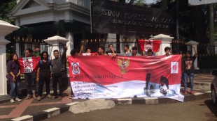 Peserta Lokakarya GMNI berkumpul di depan Istana Bogor, Jumat 20/5 (dok. GMNI)
