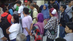 Warga menunggu proses sidang tilang di PN Depok (dok. KM)