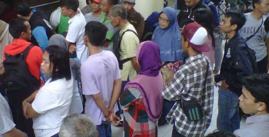 Warga menunggu proses sidang tilang di PN Depok (dok. KM)