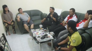 Orangtua WT saat bertemu dengan pengacara Jefri Luanmase dan wartawan (dok. KM)