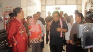 Wakil Ketua MPR-RI Oesman Sapta Odang atau OSO, saat kunjungan kerjanya ke RSUD Achmad Diponegoro, Putussibau Sabtu 14/5 (dok. KM)