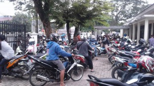 Kawasan parkir motor di kantor Disdukcapil Kab. Bogor, Cibinong (dok. KM)