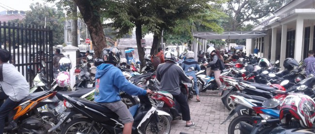Kawasan parkir motor di kantor Disdukcapil Kab. Bogor, Cibinong (dok. KM)
