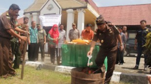 Kejaksaan Negeri Putussibau membakar barang bukti dari 20 kasus narkoba tahun 2015 di Putussibau, Sabtu 14/5 (dok. KM)