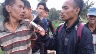 Pencuri pompa air diwawancarai awak media setelah ditangkap oleh warga di Pakansari, Cibingong Selasa 3/5 (dok. KM)