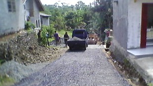Pekerjaan pengaspalan jalan desa di Desa Koleang, Jasinga, Bogor Sabtu 28/5 (dok. KM)