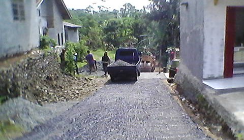Pekerjaan pengaspalan jalan desa di Desa Koleang, Jasinga, Bogor Sabtu 28/5 (dok. KM)