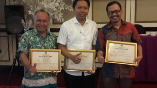 KPU Jawa Barat bagikan penghargaan kepada KPU terbaik di Jawa Barat dalam beberapa kategori, 29/4 (dok. KM)