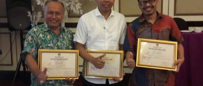 KPU Jawa Barat bagikan penghargaan kepada KPU terbaik di Jawa Barat dalam beberapa kategori, 29/4 (dok. KM)