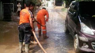 BPBD Kabupaten Bogor melakukan penyemprotan lumpur di kompleks Villa Nusa Indah, Gunung Putri (dok. KM)