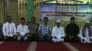 Kapolres Depok AKBP Herry Kurniawan beserta Ketua MUI Depok KH Dimyati Nurjaman di acara Peringatan Isra' Mi'raj Polres Depok(dok. KM)