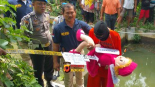 Rekonstruksi kasus pemerkosaan terhadap seorang balita di Cibungbulang, Kabupaten Bogor Kamis 26/5 (dok. Polres Bogor)
