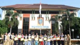 Siswa dari kontingen kota Depok ke Olimpiade Sains Nasional yang mendapatkan medali diberikan bonus oleh Pemerintah Depok, Selasa 25/5 (dok. KM)