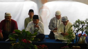Kepala Sekolah SDN Anyelir 1, Suhyana (tengah), memimpin pembacaan doa (dok. KM)