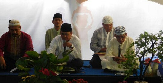 Kepala Sekolah SDN Anyelir 1, Suhyana (tengah), memimpin pembacaan doa (dok. KM)