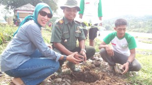 Kapten Hassan Bisri bersama anggota The Green saat menanam pohon di bantaran sungai Cisadane, Rumpin (dok. KM)