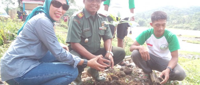 Kapten Hassan Bisri bersama anggota The Green saat menanam pohon di bantaran sungai Cisadane, Rumpin (dok. KM)