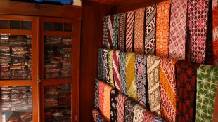 Ilustrasi pemasaran produk batik.