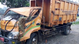Truk sampah yang terlibat dalam kecelakaan beruntun di Tol Jagorawi, 25/4 (dok. KM)