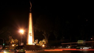 Tugu Kujang di malam hari (dok. fotowinara.com)