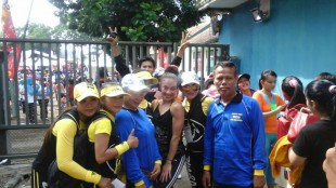 Vicky Burki dan tim instruktur senam nya berpose bersama Kijalu dan istri, Pamijahan 22/5 (dok. KM)