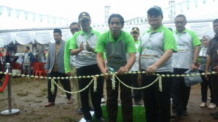 Staf Ahli Bupati Bogor Bidang Pembangunan, Subaweh, menggunting pita pembukaan acara pekan lingkungan hidup (dok. KM)