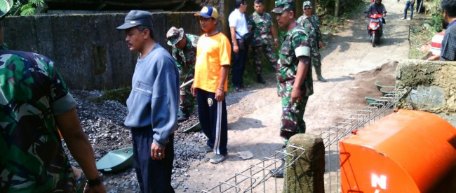 Anggota Koramil Cijeruk ikut serta membantu dalam pembangunan infrastruktur di Desa Palasar, Cijeruk (dok. KM)