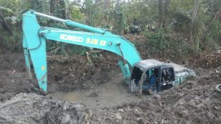 Alat berat yang ditelan lumpur saat pekerjaan normalisasi Kali Baru di Bojonggede, Bogor (dok. KM)