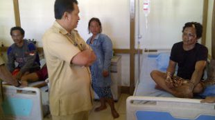 A. M. Nasir, Bupati Kapuas Hulu mengunjungi korban banjir bandang. (dok. KM)