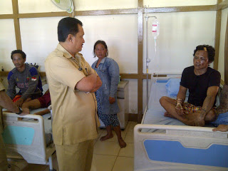 A. M. Nasir, Bupati Kapuas Hulu mengunjungi korban banjir bandang. (dok. KM)