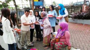 Direktur Perusahaan Agen Properti Ezha Property bagikan nasi box kepada pengguna jalan di Dramaga, Bogor (dok. KM)
