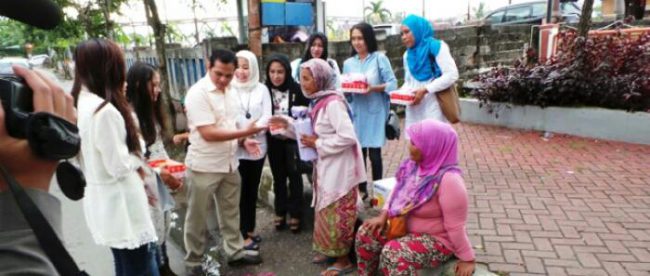 Direktur Perusahaan Agen Properti Ezha Property bagikan nasi box kepada pengguna jalan di Dramaga, Bogor (dok. KM)