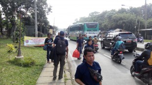Wartawan yang tergabung dalam FWHBU bagi-bagikan nasi box kepada pengendara di jalan Kemang-Parung, Sabtu 4/6 (dok. KM)