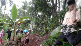 Warga menemukan sesosok pria tua tewas gantung diri di desa palasari, Kab. Bogor (dok. KM)