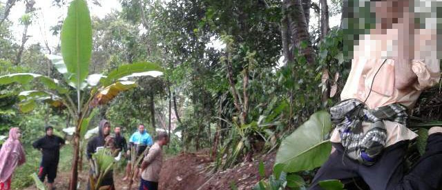 Warga menemukan sesosok pria tua tewas gantung diri di desa palasari, Kab. Bogor (dok. KM)