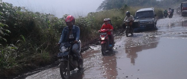 Jalanan rusak di bilangan Rumpin, Kabupaten Bogor (dok. KM)