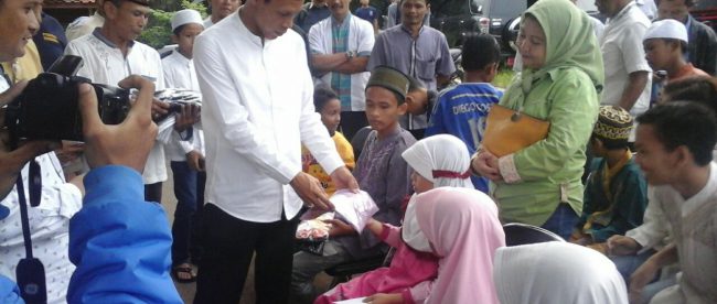 Ketua DPRD Kabupaten Bogor, Ade Ruhandi atau Jaro Ade memberikan santunan kepada anak yatim pada acara silaturahmi Kecamatan Cigudeg, Senin 27/6 (dok. KM)