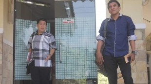 Shendy, ayah WT korban dugaan kekerasan kepada anak, bersama pengacaranya Jefri Luanmase di depan kantor P2TP2A, Jakarta (dok. KM)