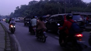 Pemotor melawan arus di jalan rya Kemang-Parung, Bogor (KM)