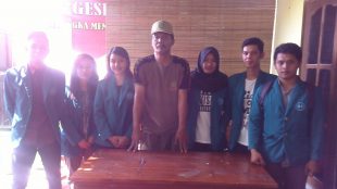 Mahasiswa peserta K3M Stikes Jend. A. Yani, Bantul Yogyakarta bersama kepala Dukuh Gesikan IV Tata Subagyo (dok. KM)