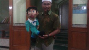 Kak Iwan, seniman boneka dari Yogyakarta, setelah mengisi acara panggung boneka di Masjid Al-Muslimat, Bantul (dok. KM)