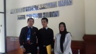 Gery Permana dan Nofrizal Muaz Piliang mendampingi Ermawati isteri Direktur CV. CJM di Direktorat Reserse Kriminal Umum Polda Sulawesi Selatan. Jumat (24/6) (dok. KM)